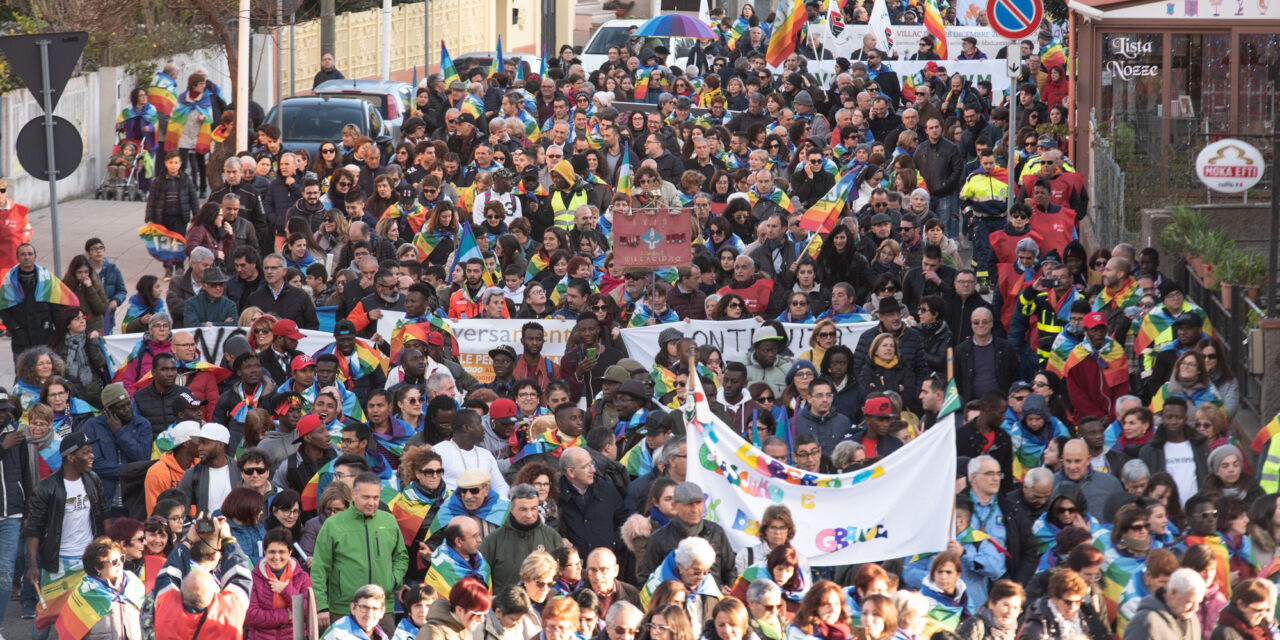 Don Ciotti: “Dobbiamo diventare lottatori di speranza. Resistere, perché resistere significa esistere”. In migliaia alla 32esima Marcia della Pace a Villacidro